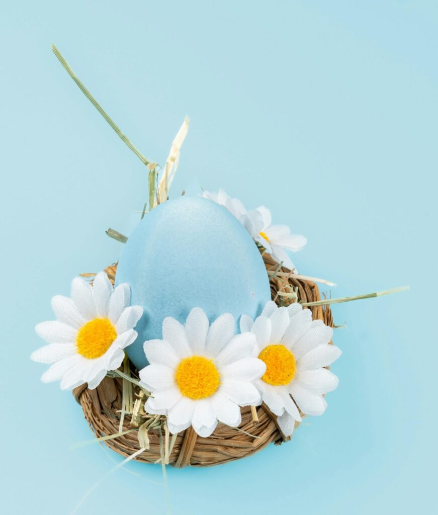 Uskršnji ukras uz proljetno cvijeće
